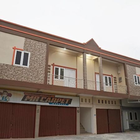ホテル Reddoorz Syariah Near Sultan Syarif Kasim II Airport プカンバル エクステリア 写真