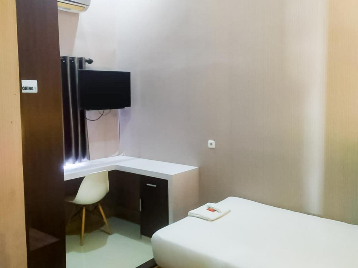 ホテル Reddoorz Syariah Near Sultan Syarif Kasim II Airport プカンバル エクステリア 写真
